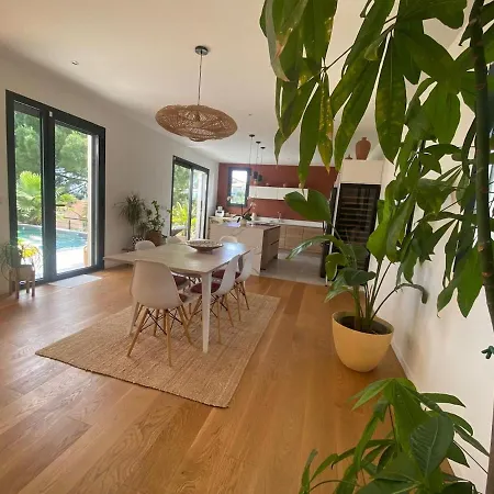 House With Pool And Sea View In ヴィラ