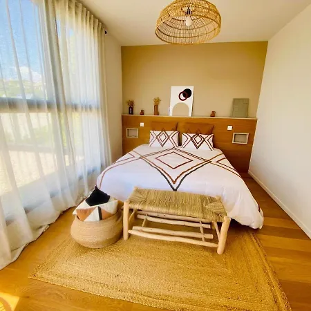 House With Pool And Sea View In ヴィラ