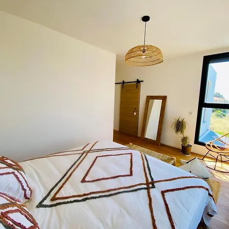 House With Pool And Sea View In ヴィラ