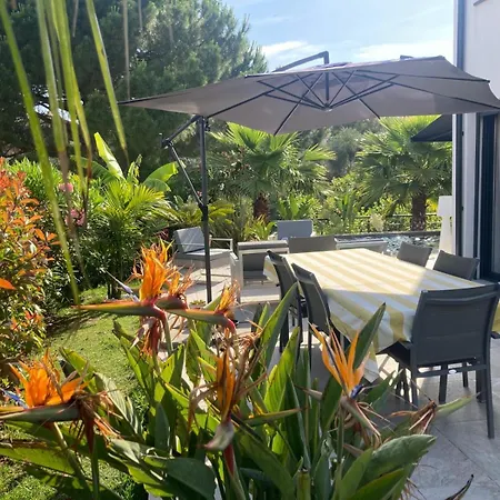 House With Pool And Sea View In Villa *